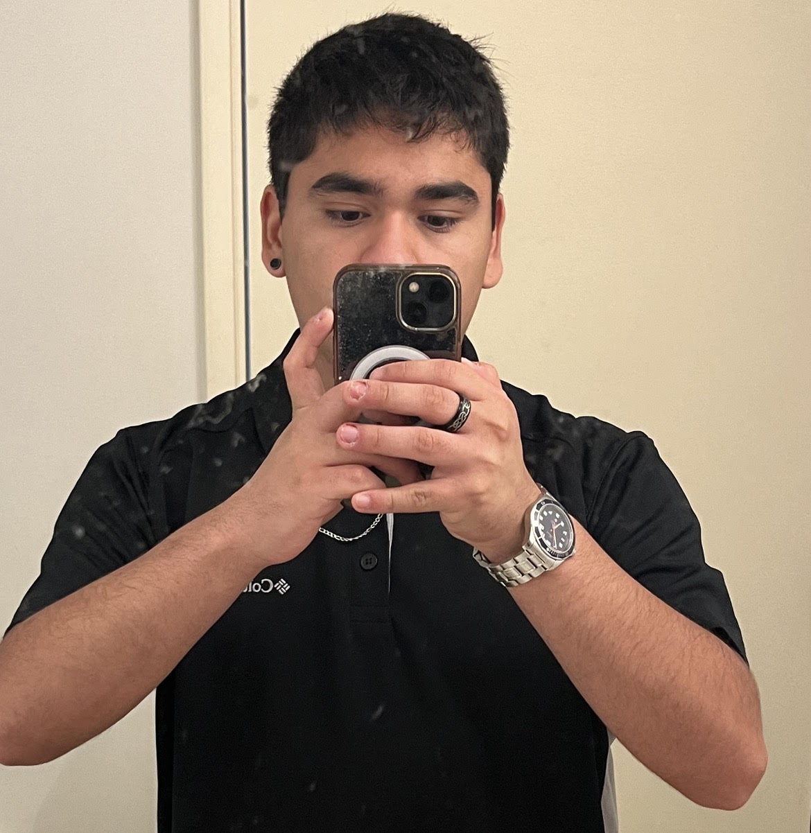 Fotografía de perfil de Ju4n Brun4, estudiante de 4to medio que quiere estudiar teatro, escritor de cuentos y apasionado de la informática